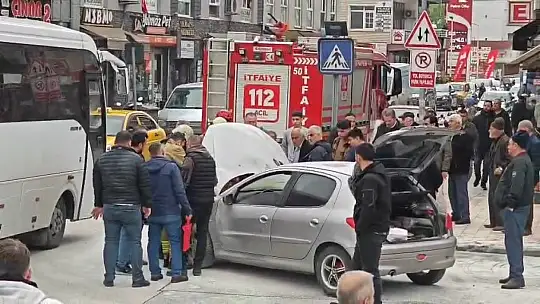 Motor kısmından yanan otomobile yangın tüpü ile müdahale ettiler