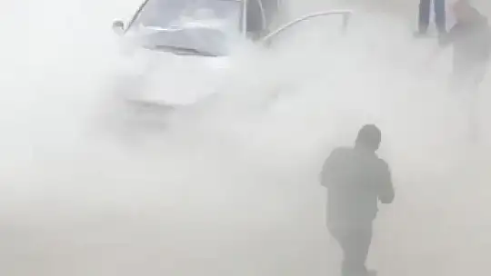 Motor kısmından yanan otomobile yangın tüpü ile müdahale ettiler