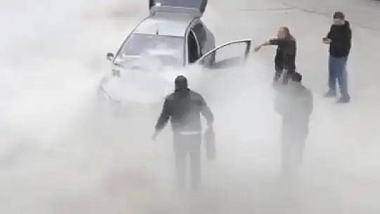Motor kısmından yanan otomobile yangın tüpü ile müdahale ettiler