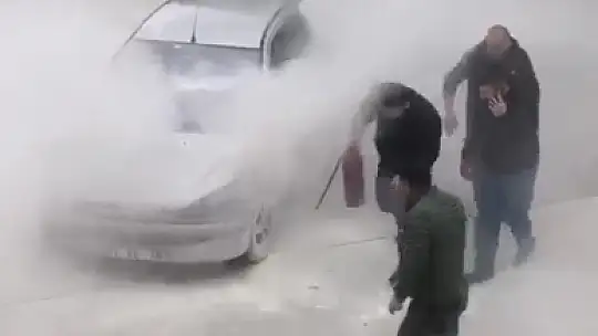 Motor kısmından yanan otomobile yangın tüpü ile müdahale ettiler