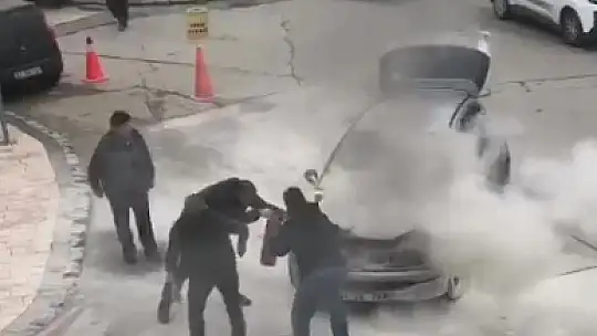 Motor kısmından yanan otomobile yangın tüpü ile müdahale ettiler