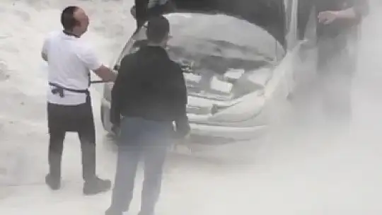 Motor kısmından yanan otomobile yangın tüpü ile müdahale ettiler