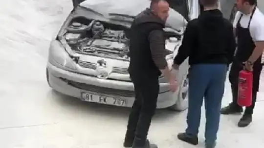 Motor kısmından yanan otomobile yangın tüpü ile müdahale ettiler
