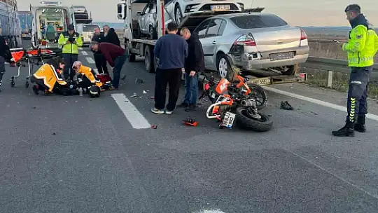 Motosiklet emniyet şeridinde duran tıra çarptı: 1 yaralı