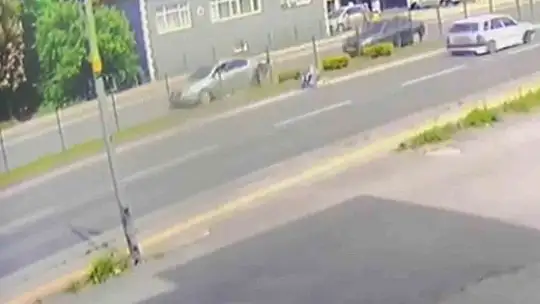 Motosiklet havada takla attı, sürücü metrelerce sürüklendi