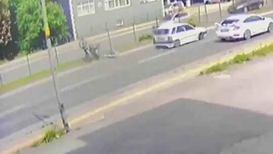 Motosiklet havada takla attı, sürücü metrelerce sürüklendi