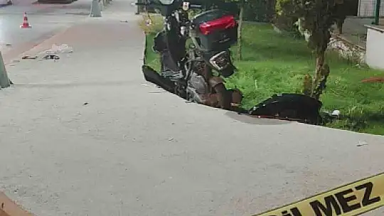 Motosiklet ile hafif ticari araç çarpıştı: 2 yaralı