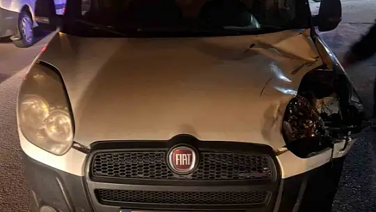 Motosiklet ile hafif ticari araç çarpıştı: 2 yaralı
