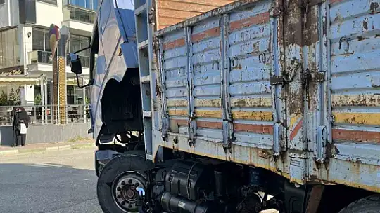 Motosiklet kamyonun altına girdi