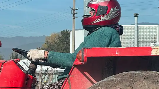 Motosiklet kaskıyla traktör kullanan kadın, sosyal medyada büyük beğeni topladı