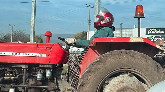 Motosiklet kaskıyla traktör kullanan kadın, sosyal medyada büyük beğeni topladı