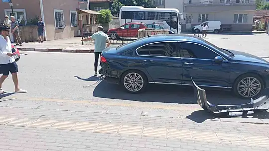 Motosiklet, otomobile çarptı: 1 Yaralı