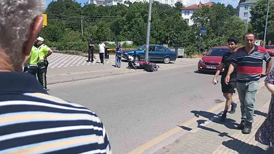 Motosiklet, otomobile çarptı: 1 Yaralı