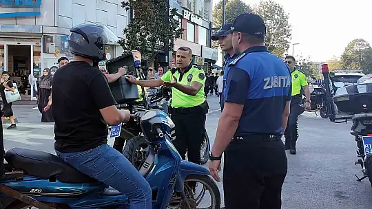 Motosiklet sürerken bir eliyle baklava taşımaya çalışan sürücüsü cezaya itiraz edemedi