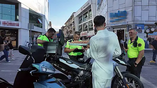 Motosiklet sürerken bir eliyle baklava taşımaya çalışan sürücüsü cezaya itiraz edemedi