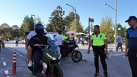 Motosiklet sürerken bir eliyle baklava taşımaya çalışan sürücüsü cezaya itiraz edemedi