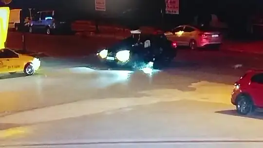 Motosiklet sürücüsü takla atıp otomobilin üzerine düştü... O anlar kamerada