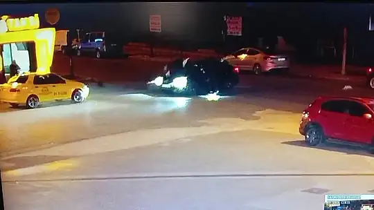 Motosiklet sürücüsü takla atıp otomobilin üzerine düştü... O anlar kamerada