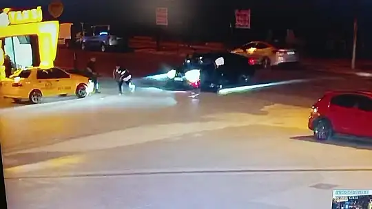 Motosiklet sürücüsü takla atıp otomobilin üzerine düştü... O anlar kamerada