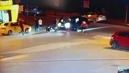 Motosiklet sürücüsü takla atıp otomobilin üzerine düştü... O anlar kamerada