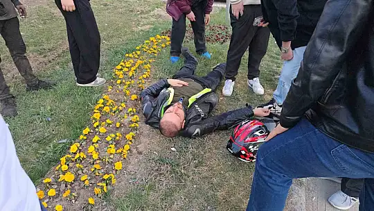 Motosiklet sürücüsünün otomobile çarpma anı kamerada
