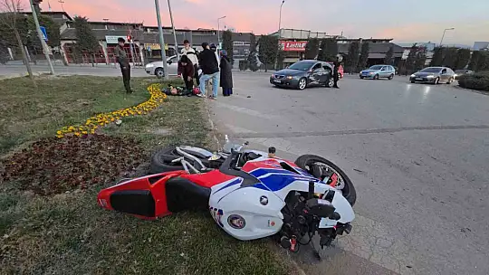 Motosiklet sürücüsünün otomobile çarpma anı kamerada