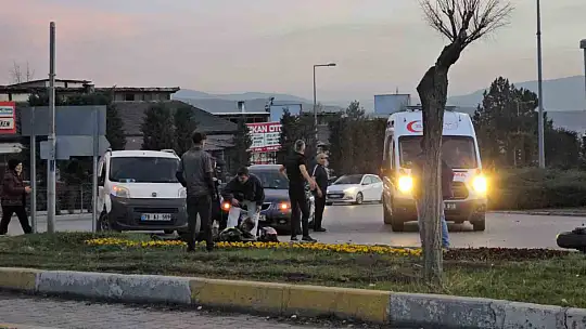 Motosiklet sürücüsünün otomobile çarpma anı kamerada