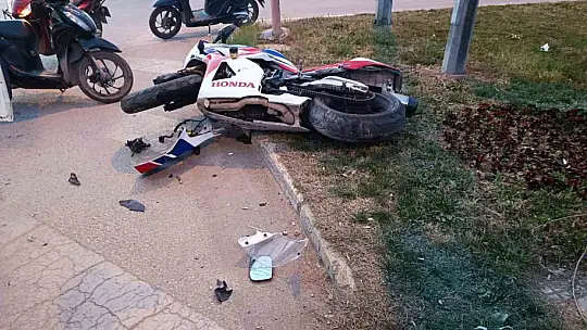 Motosiklet sürücüsünün otomobile çarpma anı kamerada