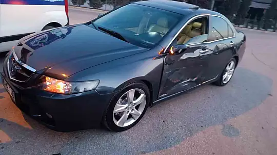 Motosiklet sürücüsünün otomobile çarpma anı kamerada