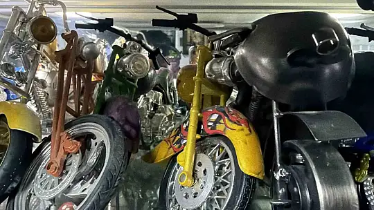 Motosiklet tutkusunu koleksiyona çevirdi