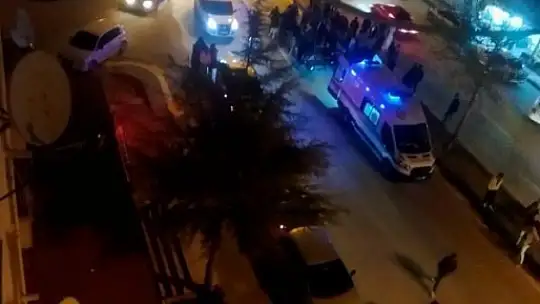 Motosiklet yolun karşısına geçen yayaya çarptı: 2 yaralı