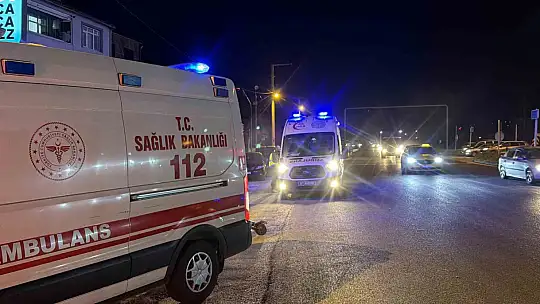 Motosiklet, yolun karşısına geçmeye çalışan adama çarptı: 3 yaralı