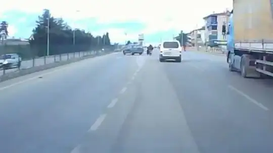 Motosiklete çarpmamak için direksiyonu kırdı, otomobil refüje çarptı
