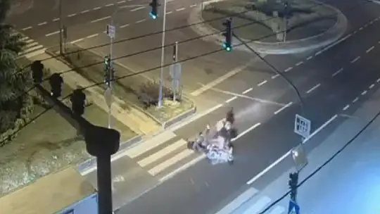 Motosikletlerin çarpışma anı kameralara yansıdı