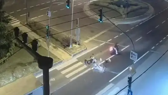 Motosikletlerin çarpışma anı kameralara yansıdı