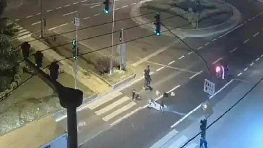 Motosikletlerin çarpışma anı kameralara yansıdı