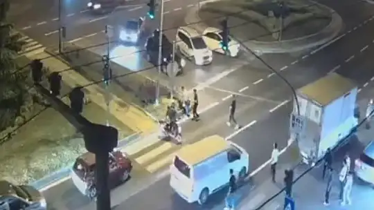 Motosikletlerin çarpışma anı kameralara yansıdı