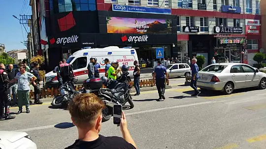 Motosikletli yunus timi aniden fren yapan otomobile çarptı: 2 yaralı