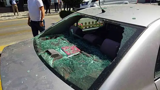 Motosikletli yunus timi aniden fren yapan otomobile çarptı: 2 yaralı