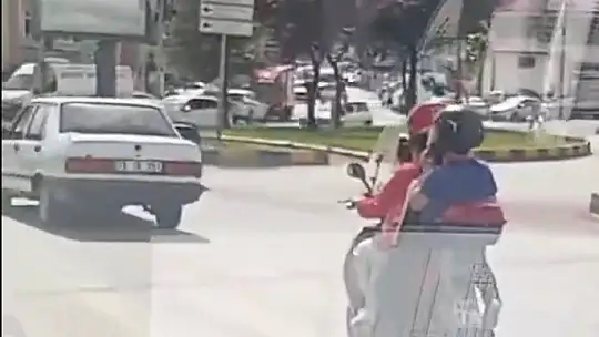 Motosiklette 4 kişilik tehlikeli yolculuk kamerada