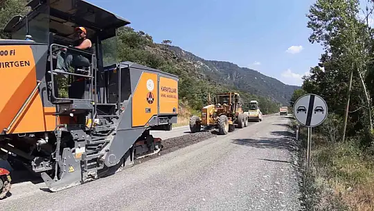 Mudurnu-Akyazı kara yolunda sıcak havaya rağmen asfalt mesaisi