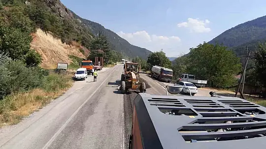 Mudurnu-Akyazı kara yolunda sıcak havaya rağmen asfalt mesaisi
