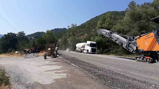 Mudurnu-Akyazı kara yolunda sıcak havaya rağmen asfalt mesaisi
