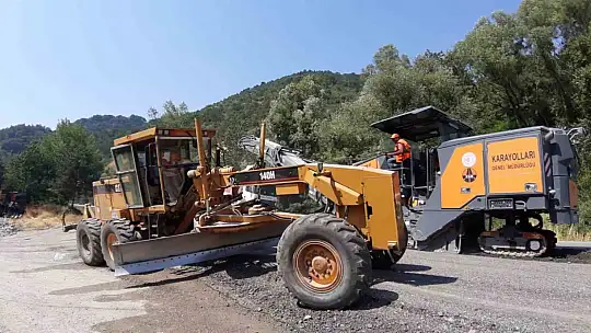 Mudurnu-Akyazı kara yolunda sıcak havaya rağmen asfalt mesaisi