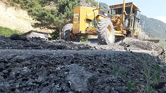 Mudurnu-Akyazı kara yolunda sıcak havaya rağmen asfalt mesaisi