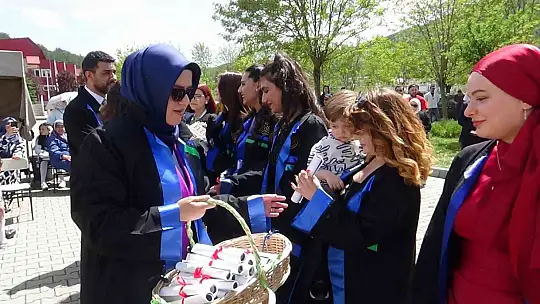 Mudurnu'da 26. dönem mezunları diplomalarını coşkuyla aldı