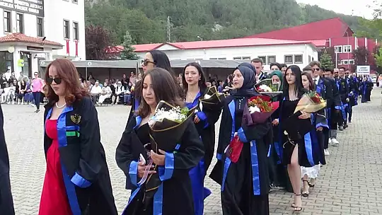 Mudurnu'da 26. dönem mezunları diplomalarını coşkuyla aldı