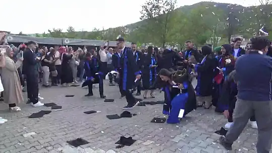 Mudurnu'da 26. dönem mezunları diplomalarını coşkuyla aldı