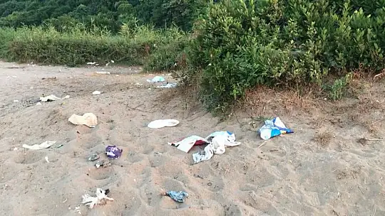Mugada sahili çöplüğe döndü