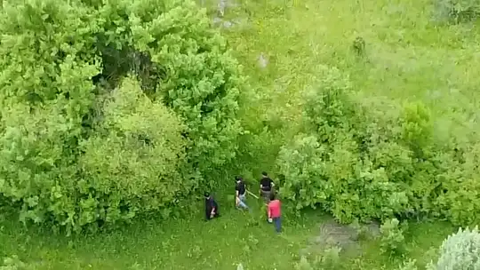 Muhtar, kaçak kazı şüphelilerini dronla görüntüledi